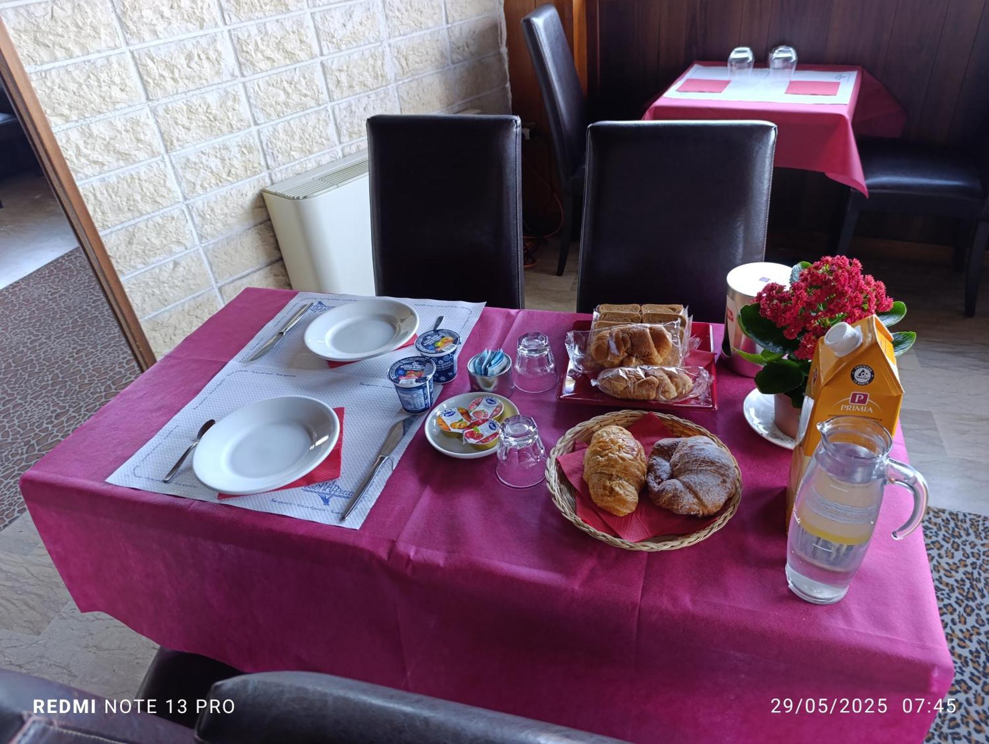 Sleep Well Hotel Total 2 Stelle Pisogne Bagian luar foto
